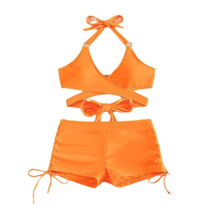 Trendig röd sportbikini för dam. Asymmetrisk topp & högmidjade underdel ger smickrande silhuett för sol & bad.