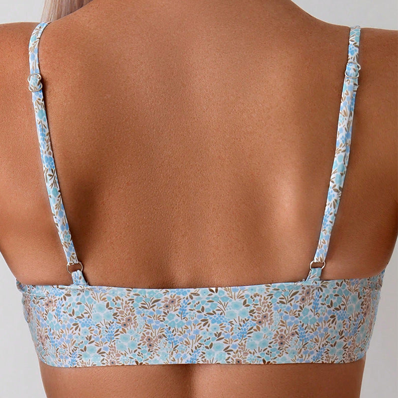 Högskuren röd triangel bikini med volanger och blommönster, snygga badkläder för sommar.