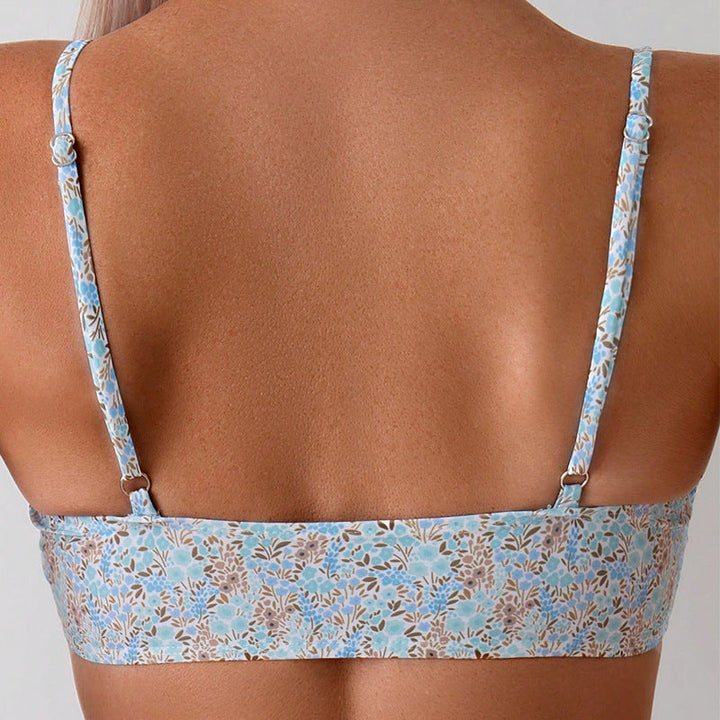 Högskuren röd triangel bikini med volanger och blommönster, snygga badkläder för sommar.