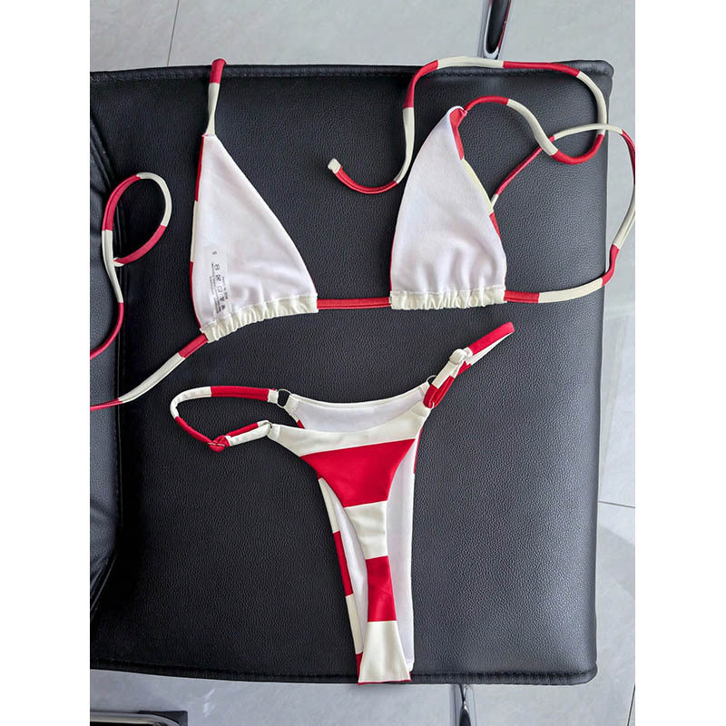 Snygg randig triangelbikini i rött och vitt. Dam badkläder med modern design och justerbara band.