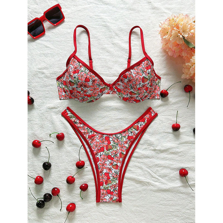 Rött blommigt triangelbikini-set för dam. Bekväma och stilfulla badkläder, perfekta för sommar och strand.