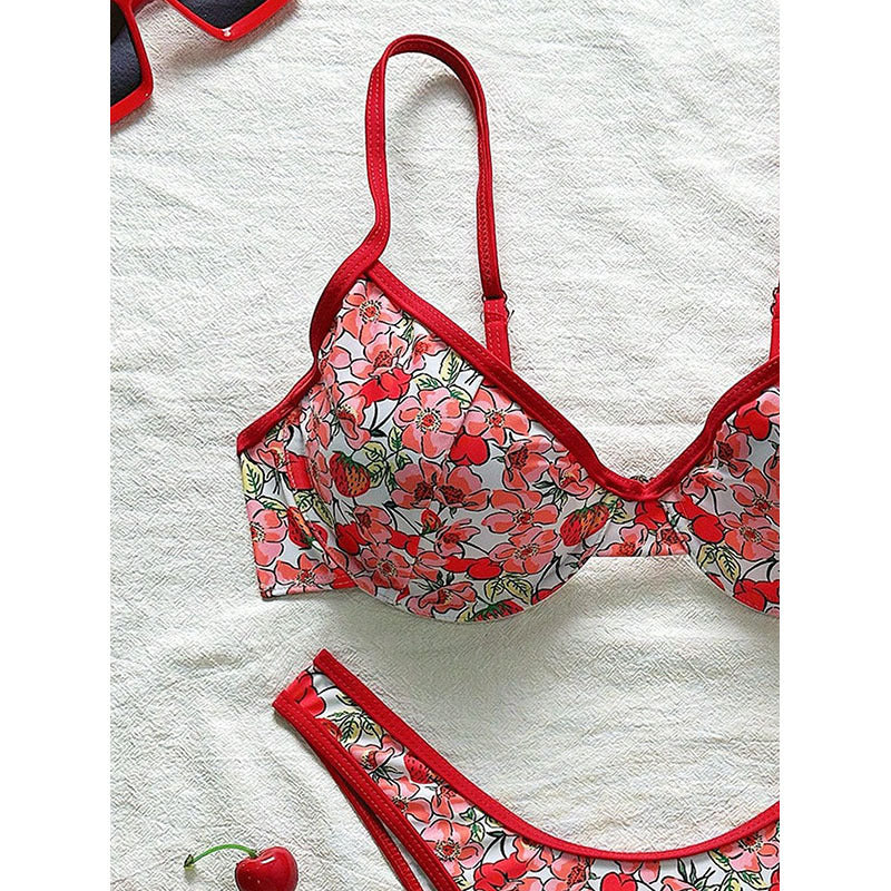 Stilfullt blommigt triangelbikini-set i rött för dam. Trendiga badkläder, perfekt för strandmode och sommar.