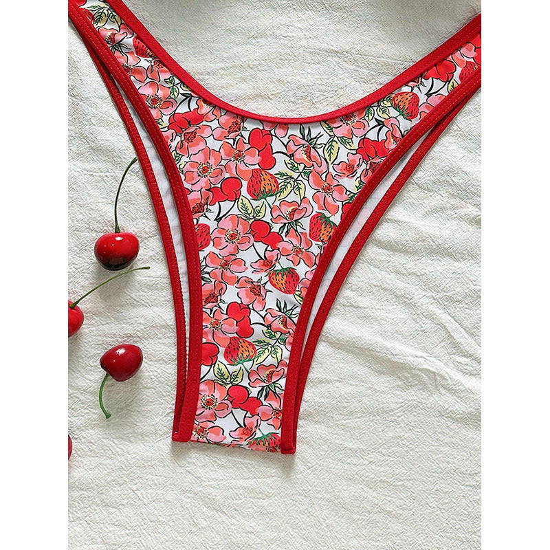 Bekvämt rött blommigt triangelbikini-set för dam. Idealisk för sommar, strand och pool. Högt skuren design.