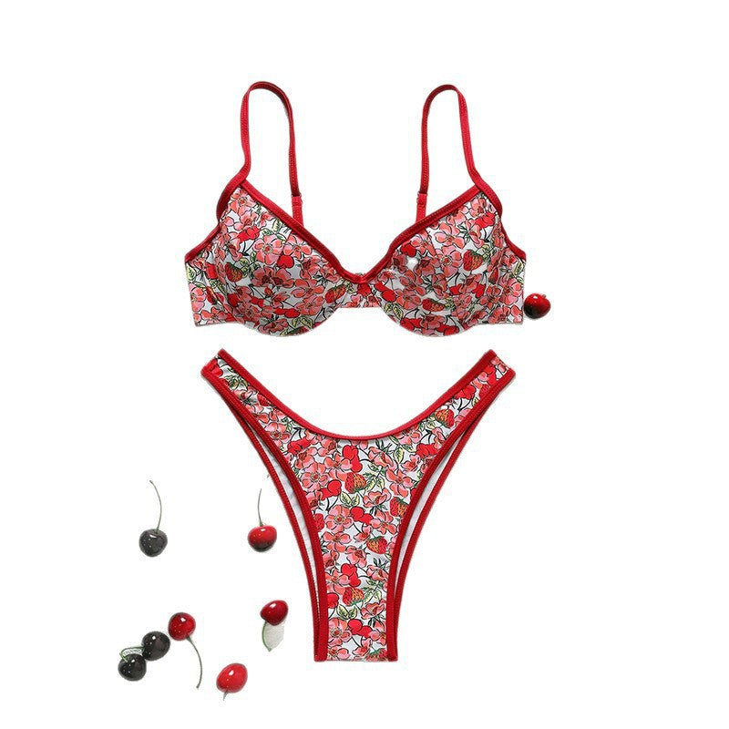 Blommigt rött triangelbikini-set med formande topp och högt skuren trosa. Bekväma badkläder för kvinnor.