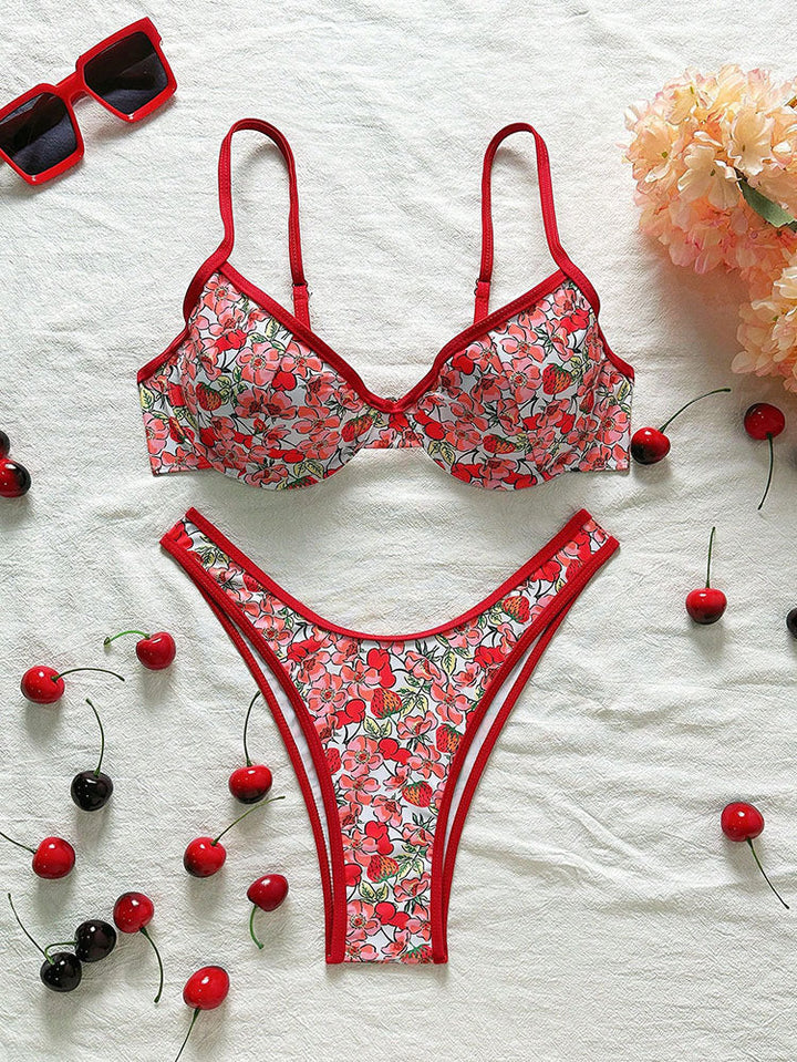 Kvinnors eleganta blommiga triangelbikini i rött. Bekvämt och stilrent set för sommarens strandmode.