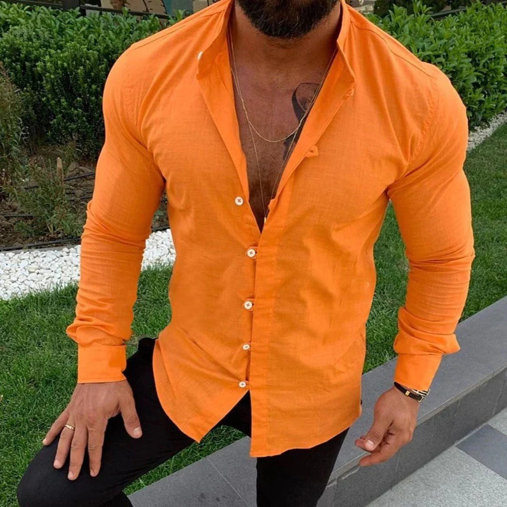 Stilren långärmad herrskjorta i klassisk modell, perfekt som sommarskjorta och vardagsmode.