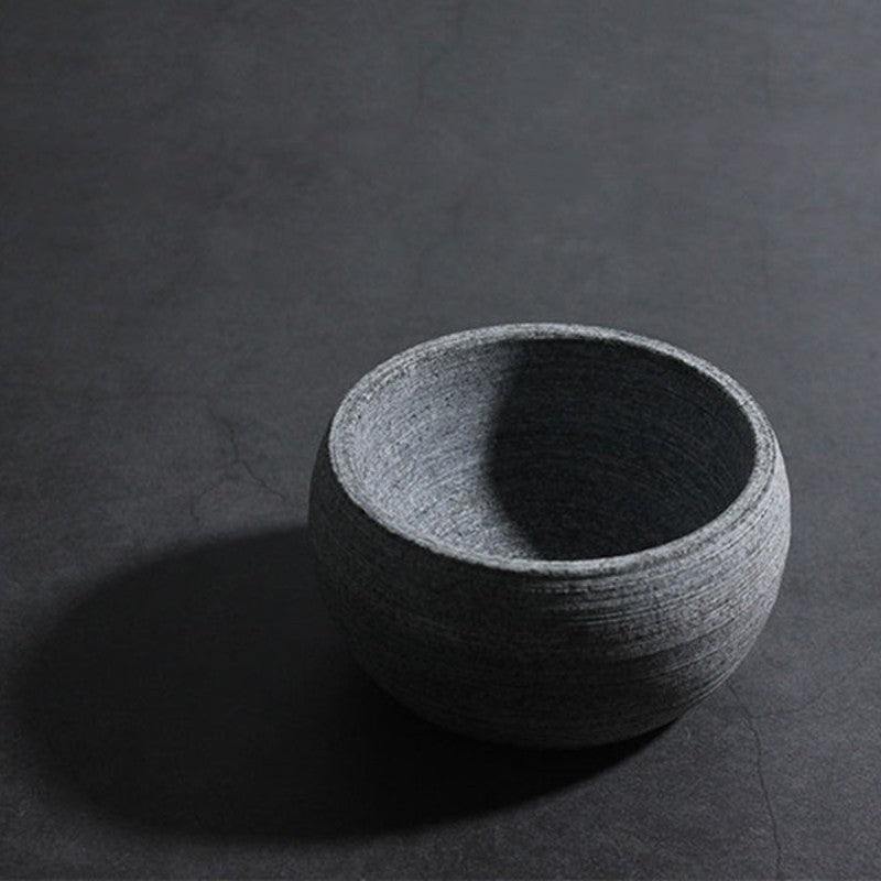 Stående rakskål i äkta sten med rustik textur och djup design