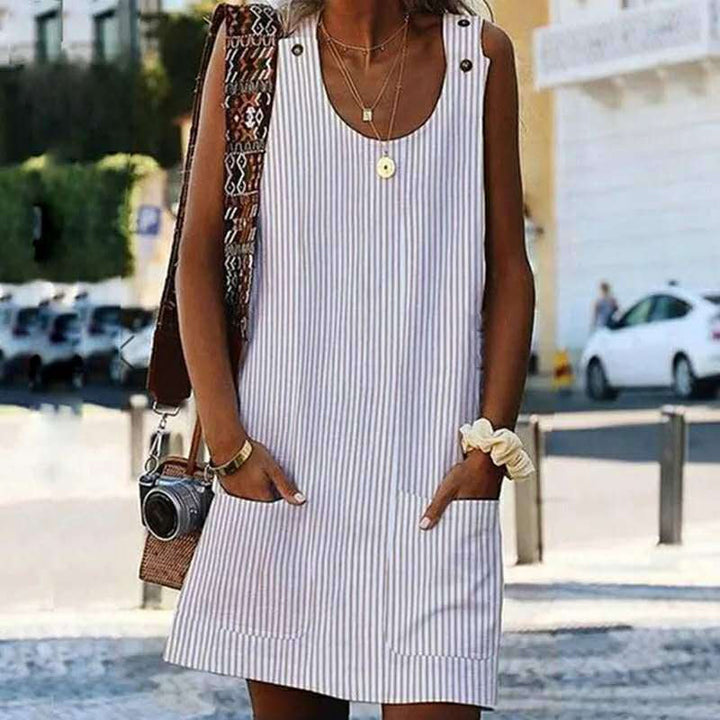 Randig damklänning med fickor och livfulla svarta, blå, rosa och aprikos ränder framifrån.