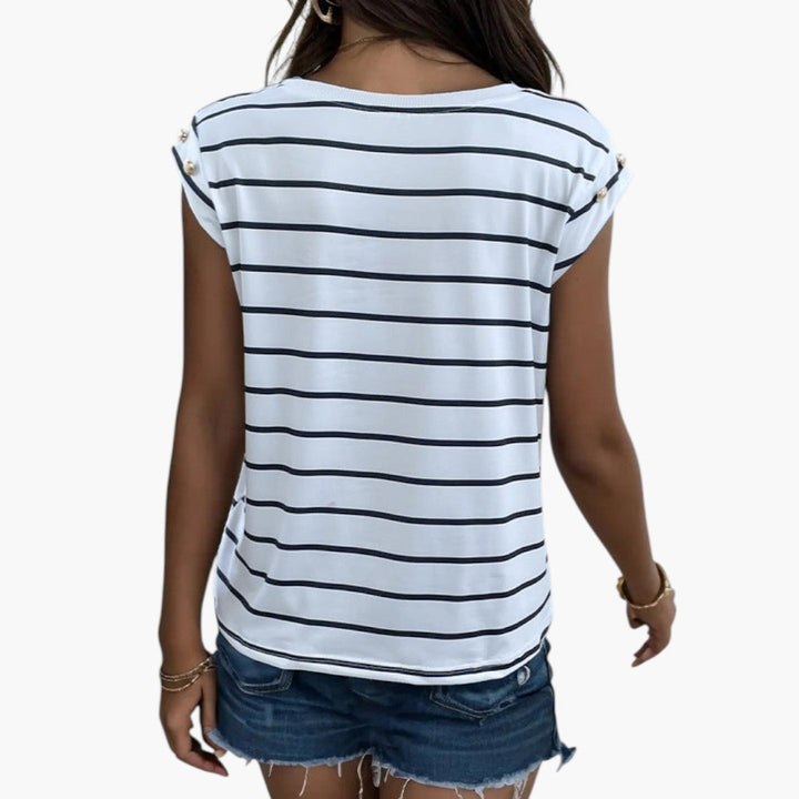 Stilfull randig damt-shirt med dekorativa knappar. Vardagsmode som passar både bekvämt och elegant.