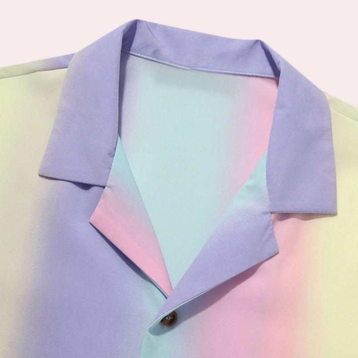 Vårskjorta för män: trendig randig skjorta i bekvämt material, idealisk för en modern sommarlook.