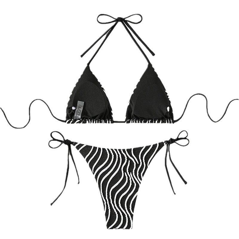 Trendig damtriangelbikini i randigt utförande, moderna badkläder för en stilfull look på stranden.