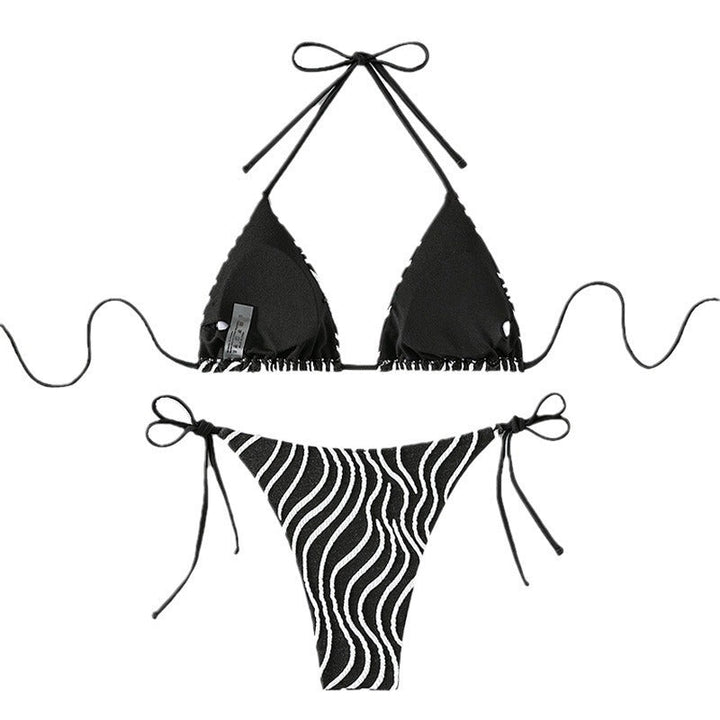 Trendig damtriangelbikini i randigt utförande, moderna badkläder för en stilfull look på stranden.