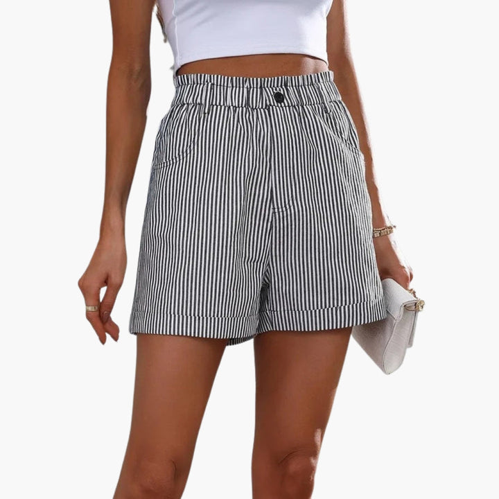Randiga damshorts med elastisk midja, knappar och fickor, perfekta för sommar och fritid.