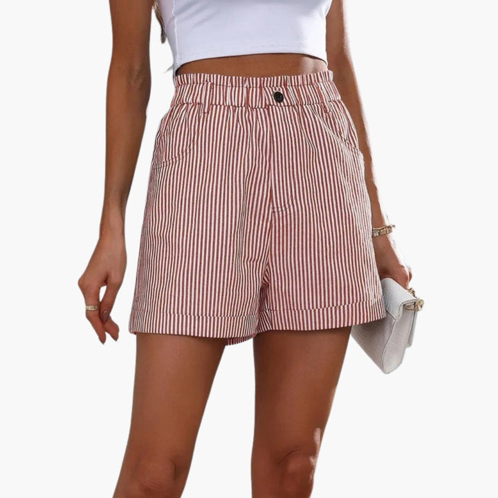 Bekväma randiga sommarshorts för kvinnor, med elastisk midja och stilrena knappar framtill.
