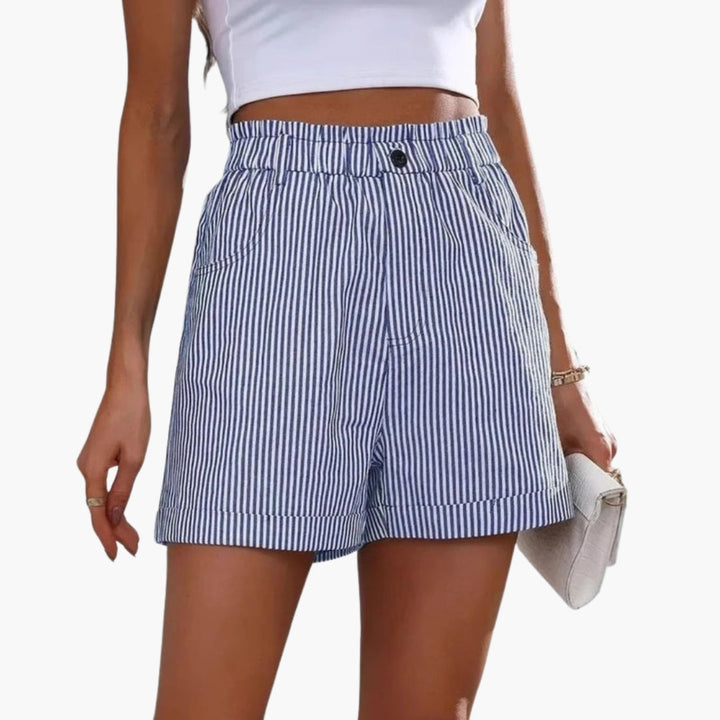 Vardagsshorts för dam, randiga med elastisk midja, knappar och bekväm passform för varma dagar.