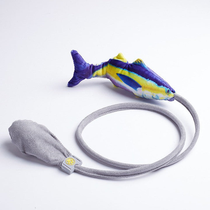 Realistisk fiskkattleksak med snöre för att stimulera kattens naturliga jaktinstinkt.