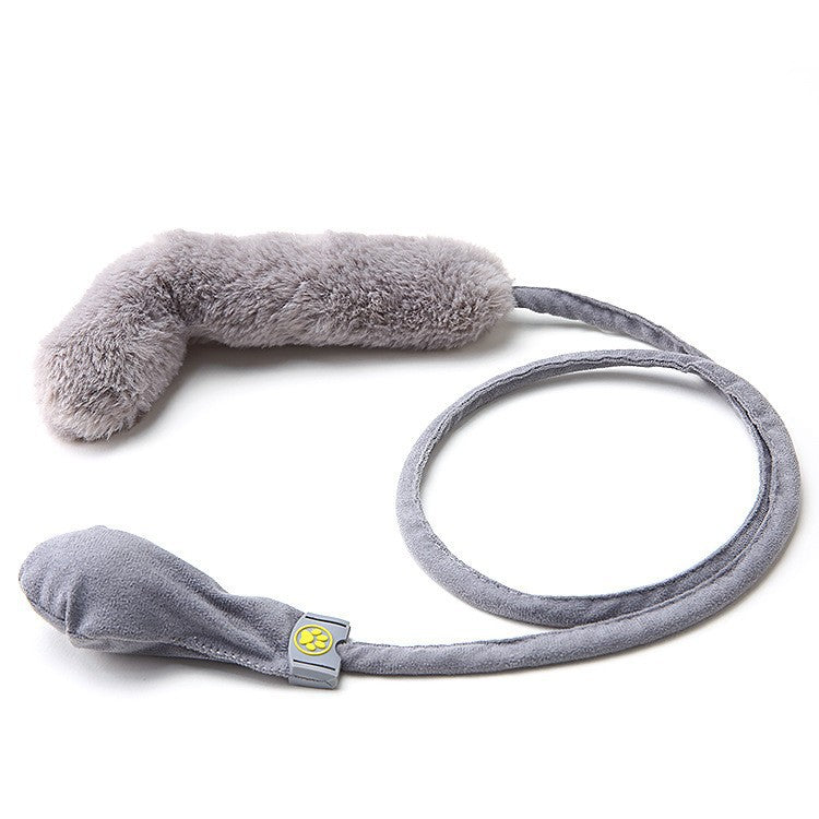 Lekfull fiskkattleksak med fäst snöre för engagerande och stimulerande inomhuslek.