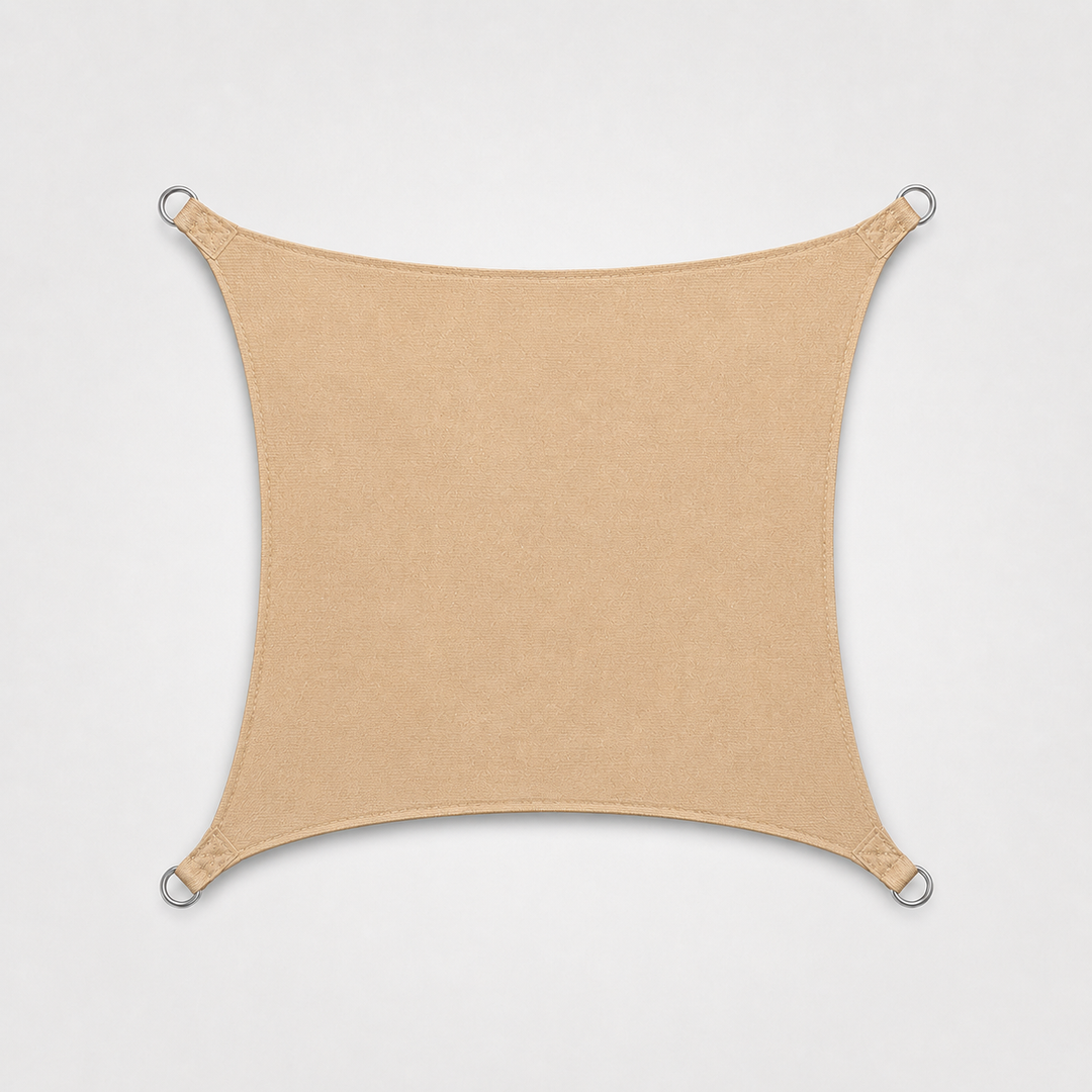 Närbild på beige solskyddssegel med förstärkta fästpunkter