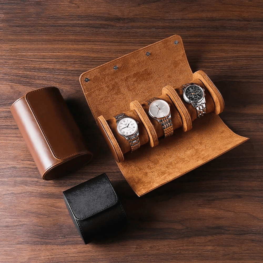 Klockförvaring för resor med tre fack fyllda med eleganta armbandsur bredvid stängt etui
