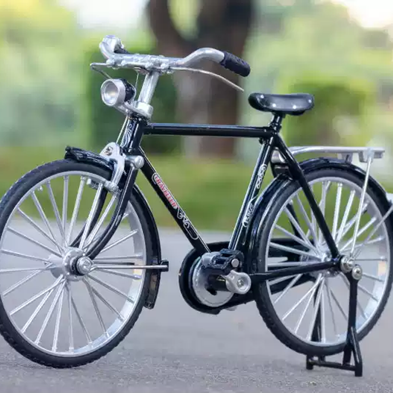 "Retro cykelmodell prydnad i svart och grön, detaljerad design, perfekt för nostalgiska cykelentusiaster"