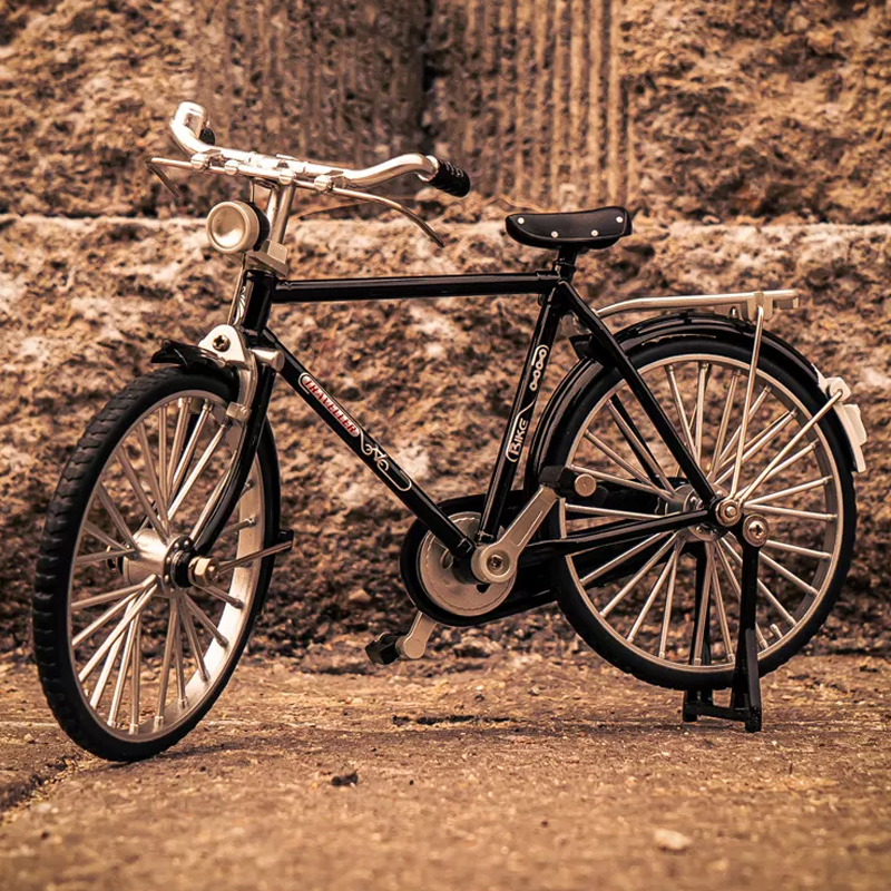 "Retro cykelmodell prydnad i svart och grön, detaljerad design, perfekt för nostalgiska cykelentusiaster"