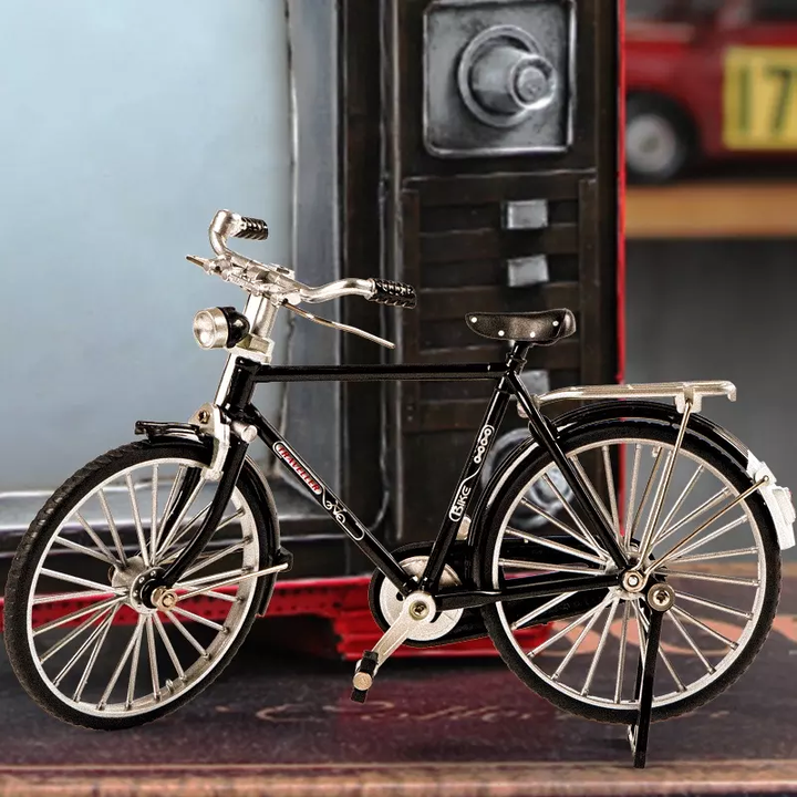 "Retro cykelmodell prydnad i svart och grön, detaljerad design, perfekt för nostalgiska cykelentusiaster"