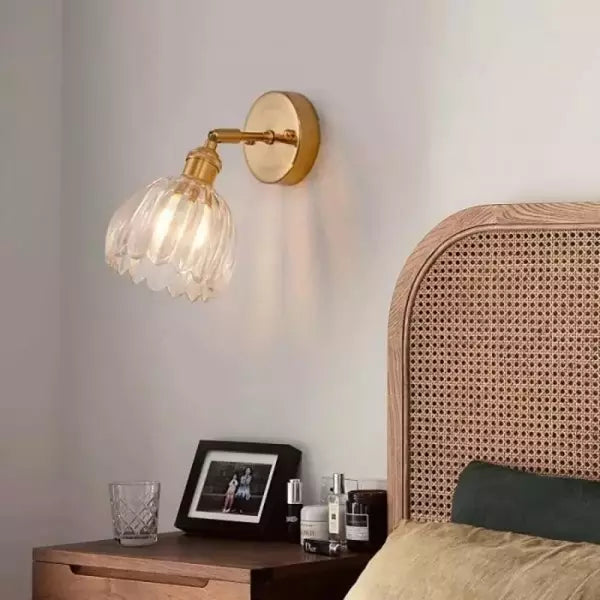 Detaljbild på fäste och armatur till retro vägglampa i mässing