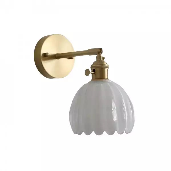 Närbild på glaset och dess unika struktur på vägglampan