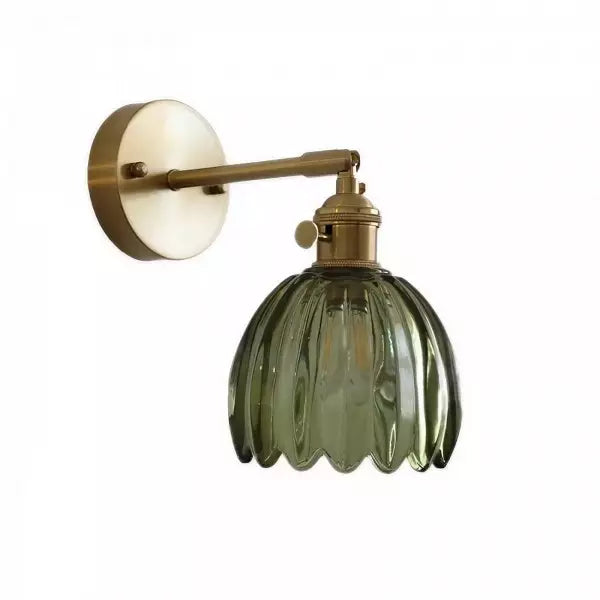 Rumsinredning med fokus på elegant vägglampa i retrostil