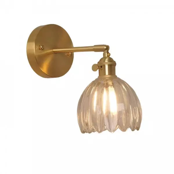 Perspektivbild från sidan av tulpanformad glasvägglampa