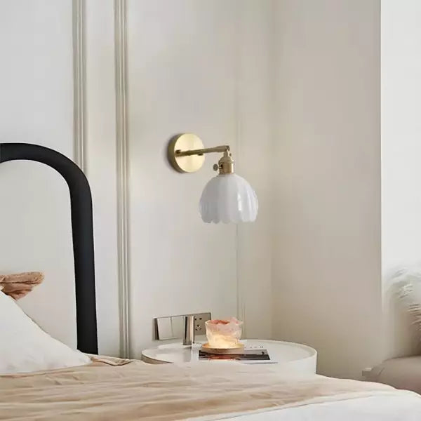 Modern retro vägglampa som passar i både sovrum och hall