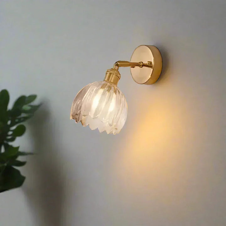 Vägglampa i glas som sprider ett varmt och välkomnande sken