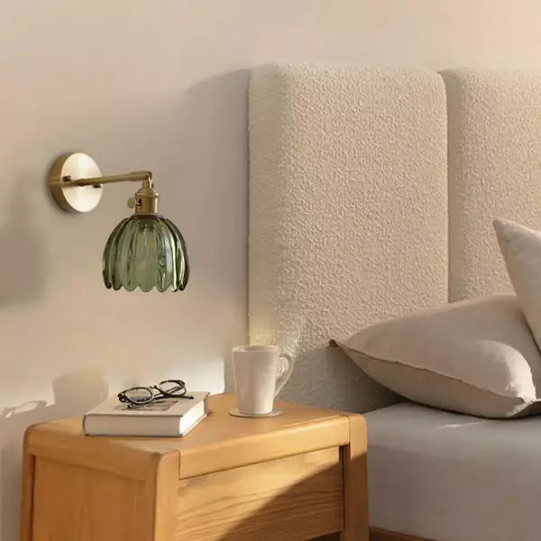 Helhetsbild av vintage vägglampa med omgivande inredning