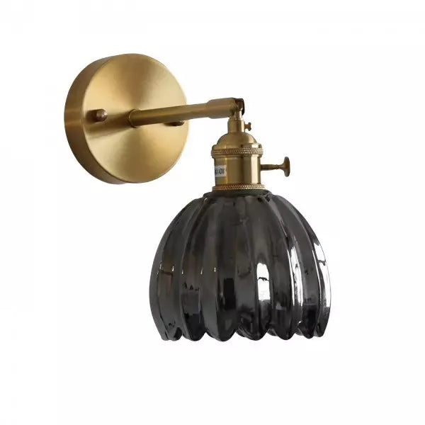 Vägglampa vintage i glas släckt mot ljus vägg