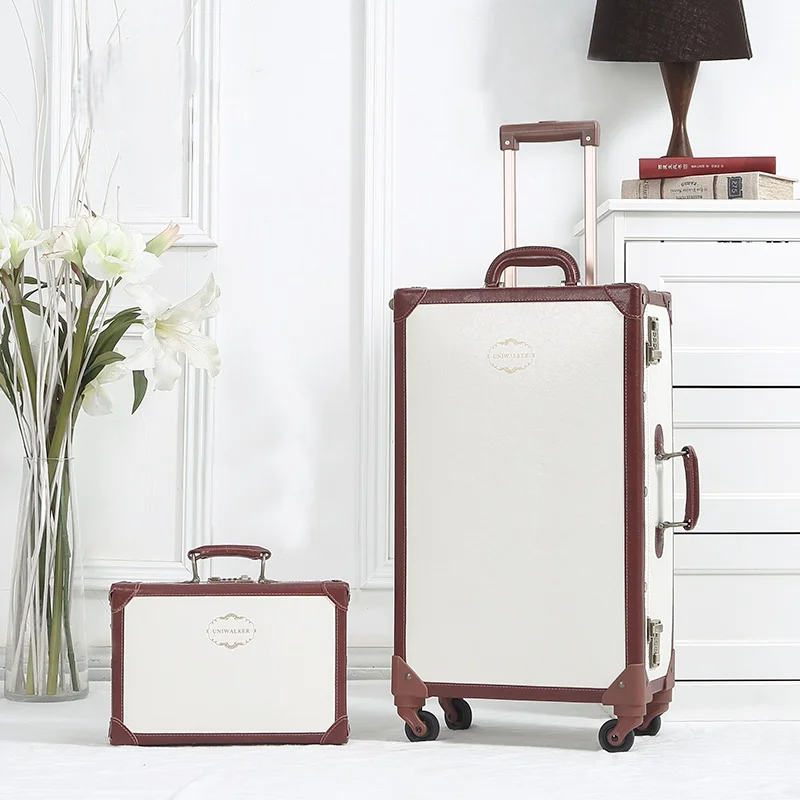 Komplett retro resväskset, två matchande hårdkantsväskor. Vintage bagage för alla resor.