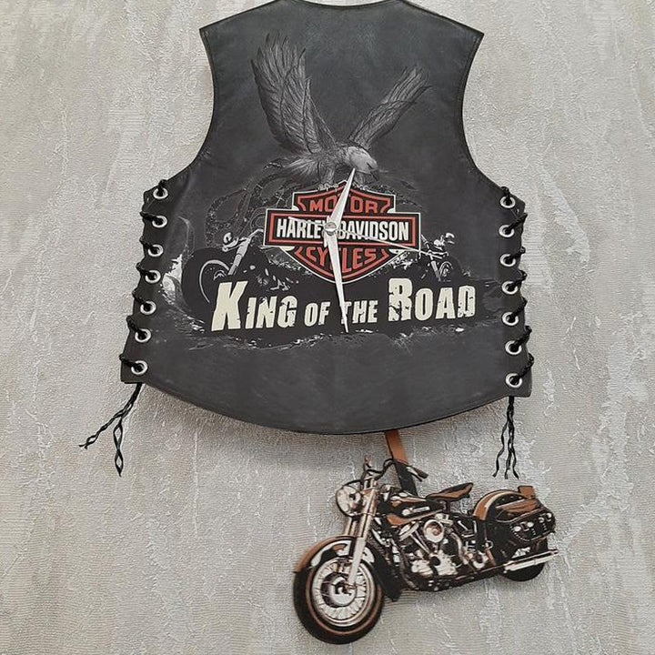 Retro motorcykel pendelklocka i livfulla färger, svängande design, perfekt för unik heminredning och motorcykelälskare.