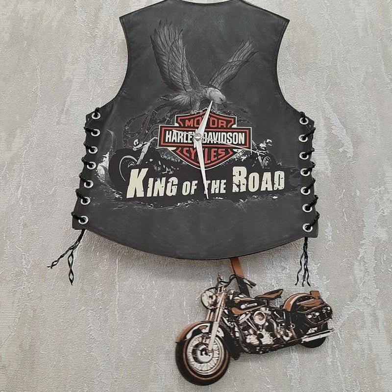 Retro motorcykel pendelklocka i livfulla färger, svängande design, perfekt för unik heminredning och motorcykelälskare.