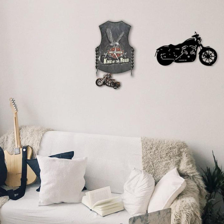 Retro motorcykel pendelklocka i livfulla färger, svängande design, perfekt för unik heminredning och motorcykelälskare.