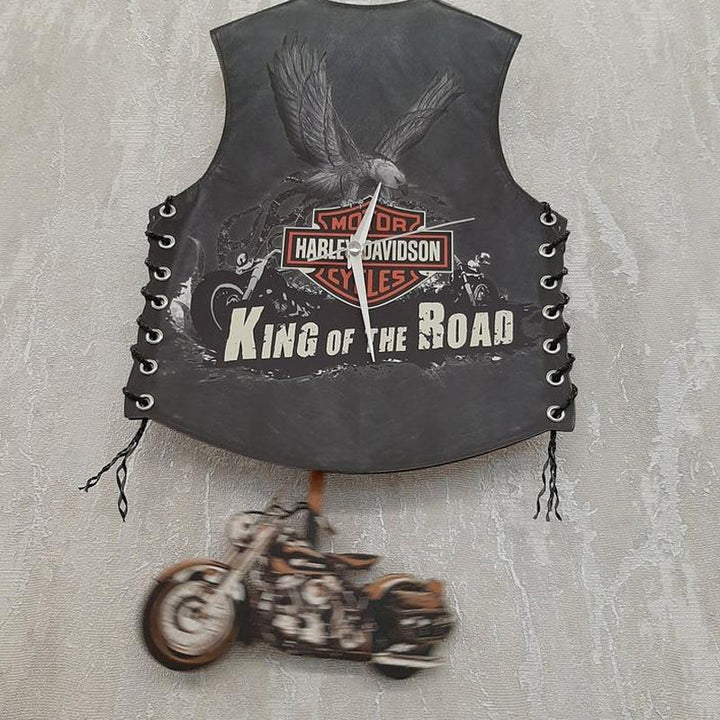 Retro motorcykel pendelklocka i livfulla färger, svängande design, perfekt för unik heminredning och motorcykelälskare.