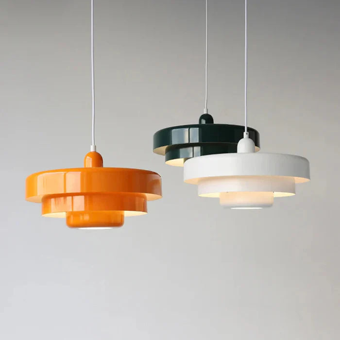 Retro taklampa i metall. Modern design, justerbar längd.  Elegant pendellampa för hemmet.