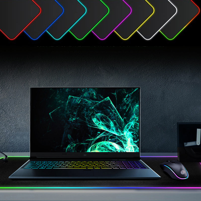 RGB gamingmusmatta med flerfärgat LED-ljus, sömlösa kanter, halkfritt gummiunderlag och dynamiska ljuseffekter.