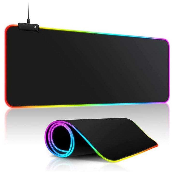 RGB gamingmusmatta med flerfärgat LED-ljus, sömlösa kanter, halkfritt gummiunderlag och dynamiska ljuseffekter.