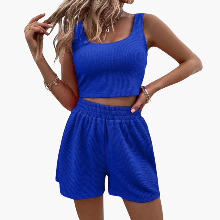 Ribbat damset med croppad topp och shorts. Perfekt sommarset för fritid och komfort.