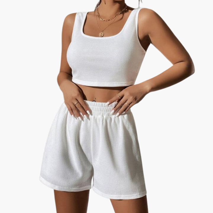 Detaljerat ribbat damset i mjukt material. Bekväm croppad topp och shorts för avslappnad stil.