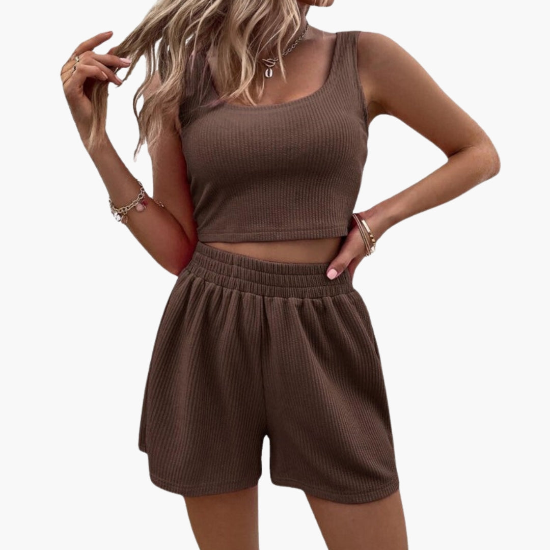 Snyggt ribbat damset för sommar. Innehåller modern croppad topp och matchande shorts.