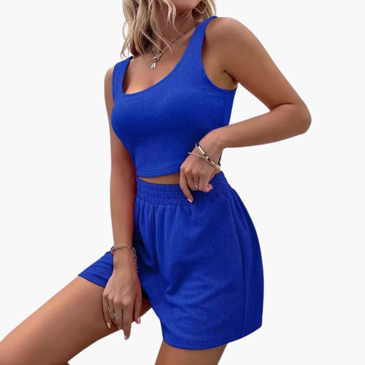 Stilren ribbad croppad topp, del av tvådelat damset. Trendigt för sommar och fritid.