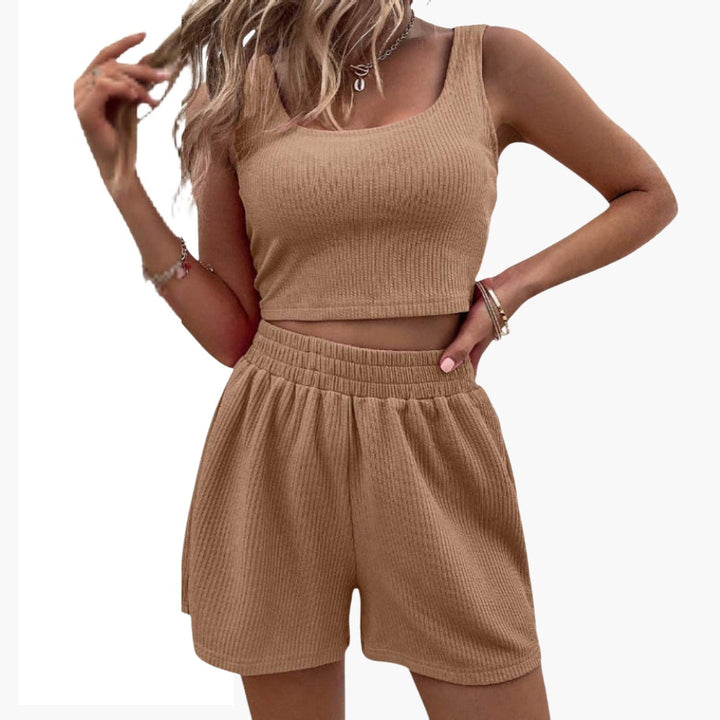 Bekväma ribbade shorts, ingår i sommarset med croppad topp för damer, perfekt för fritid.