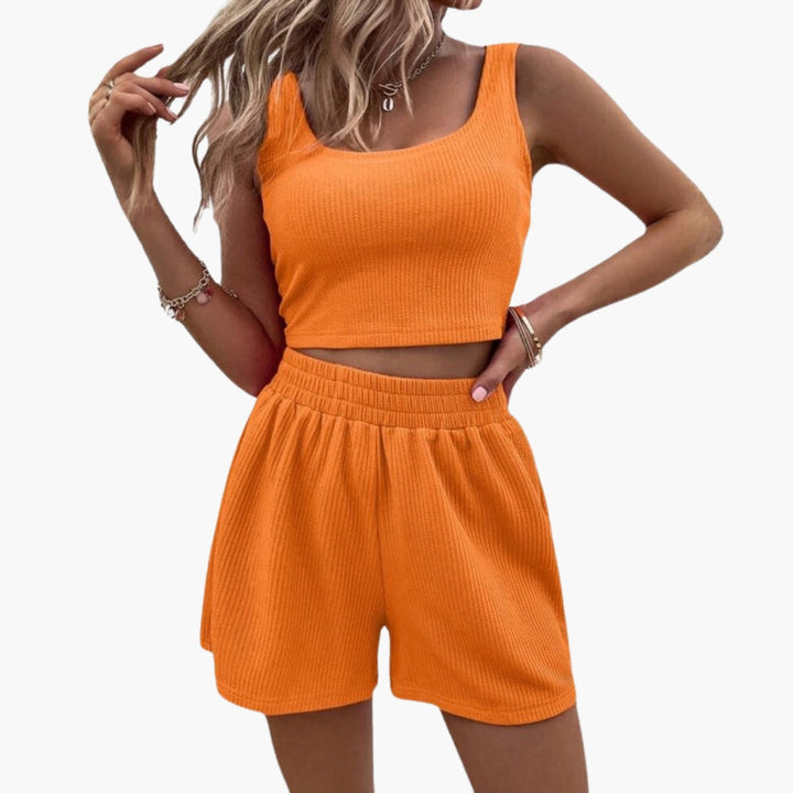 Tvådelat ribbat damset med croppad topp och shorts. Modernt och bekvämt för alla tillfällen.