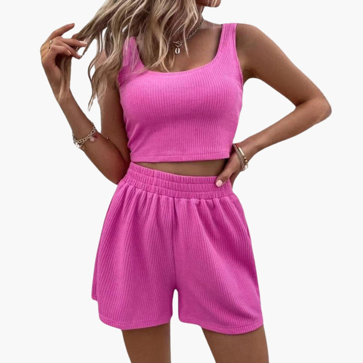 Bekvämt sommarset för damer med ribbad croppad topp och shorts. Idealisk fritidslook.