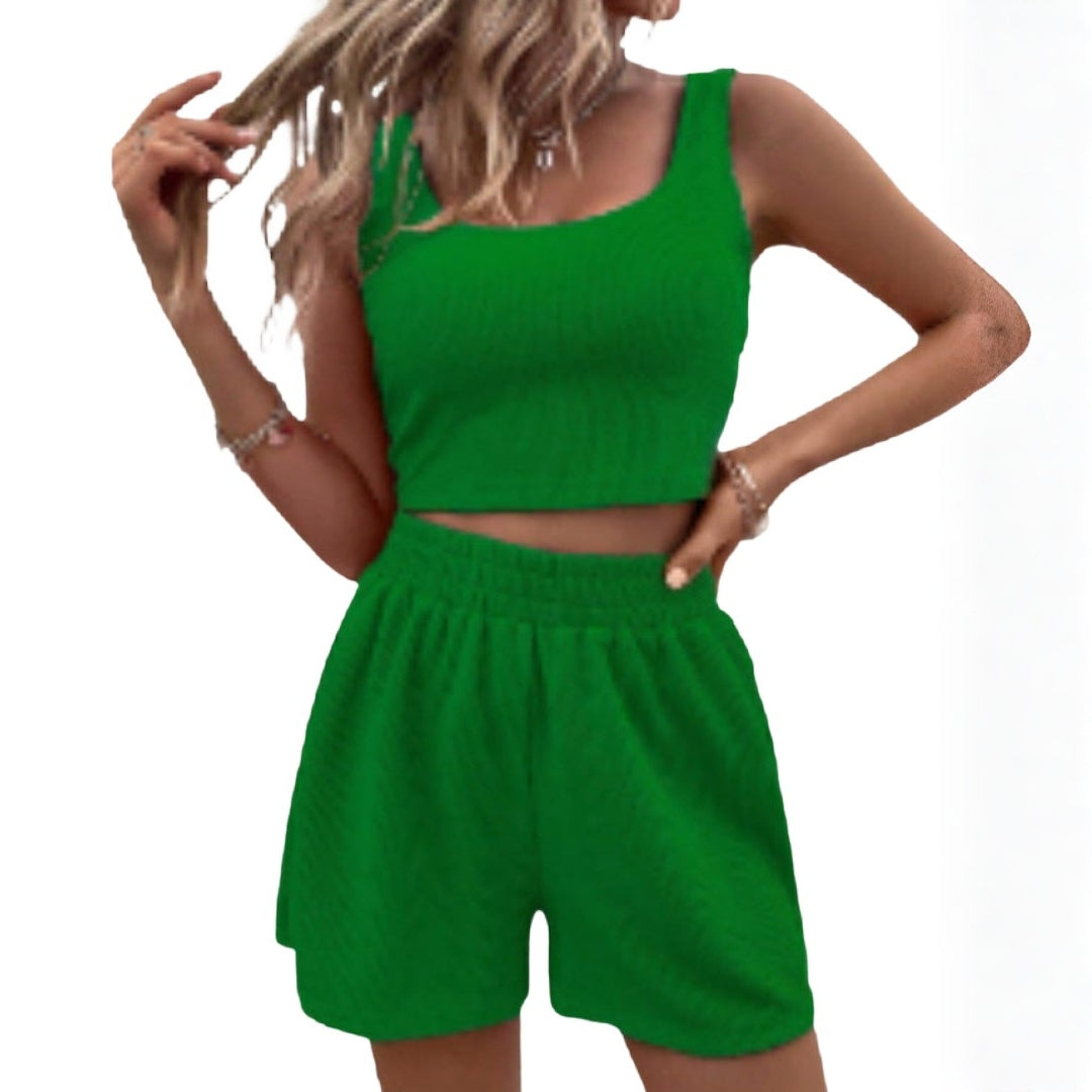 Modell bär ribbat damset med croppad topp och shorts. Trendig stil för sommar och fritid.